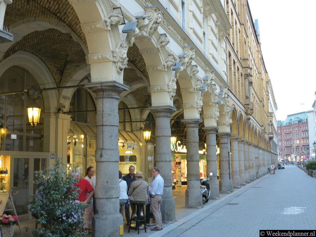 Op de linker oever van het Alstermeer ligt Neustadt. Hier ligt o.a. de 19de-eeuwse winkelstraat Colonnaden.